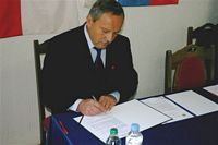 Umowę partnerską podpisuje Burmistrz Chmielnika, fot. Wł.Marchewka